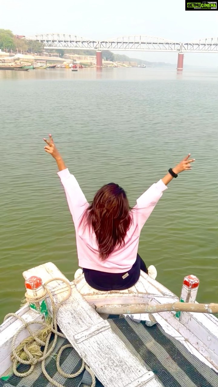Vindhya Tiwari Instagram - जिस शहर में लोग मरने के लिये तरसते हैं ,वहॅा से मैनें जीना सिखा है !! बनारस की कुडी बनारस में ❤️ #बनारस_शहर_नहीं_सुकून #बनारसी #बनारस_के_घाट #बनारसीअंदाज😍