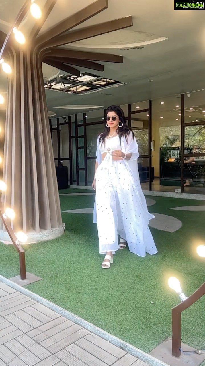 Vindhya Tiwari Instagram - A walk to my fav place to be ❤️ @clinicdermatech_mumbai @clinic_dermatech Wearing @ordinaree_ @ananyaarora2013 #trendingsongs #mykindofday #reelitfeelit
