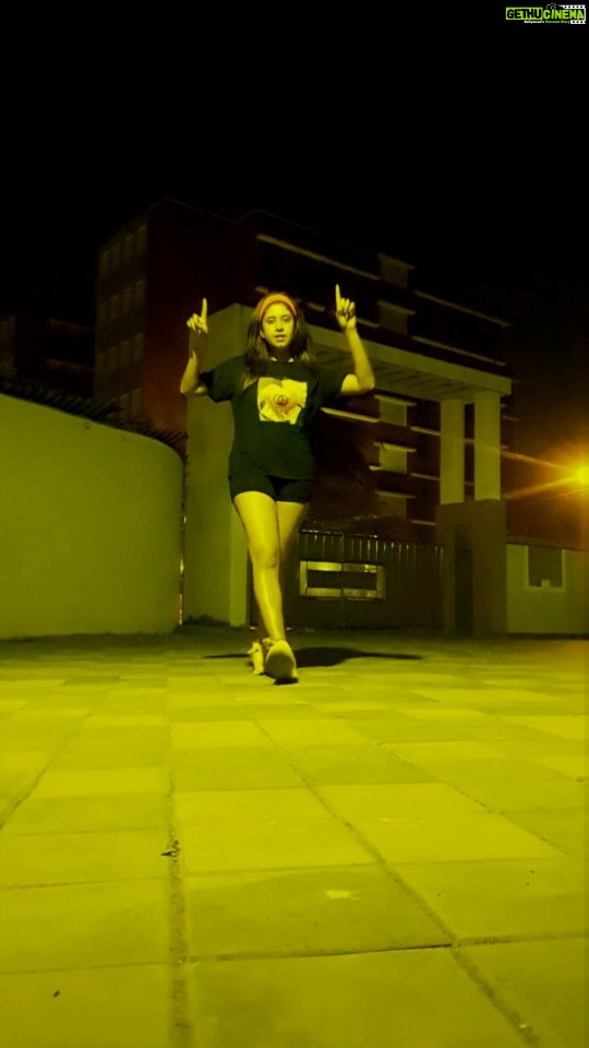 Vindhya Tiwari Instagram - Meri building ke neeche abhi is waqt 🤣🙈 checking my energy level post covid recovery !! 💪❤ #lovetodance #reel #gratitude #proudvindhyaians Mumbai, Maharashtra