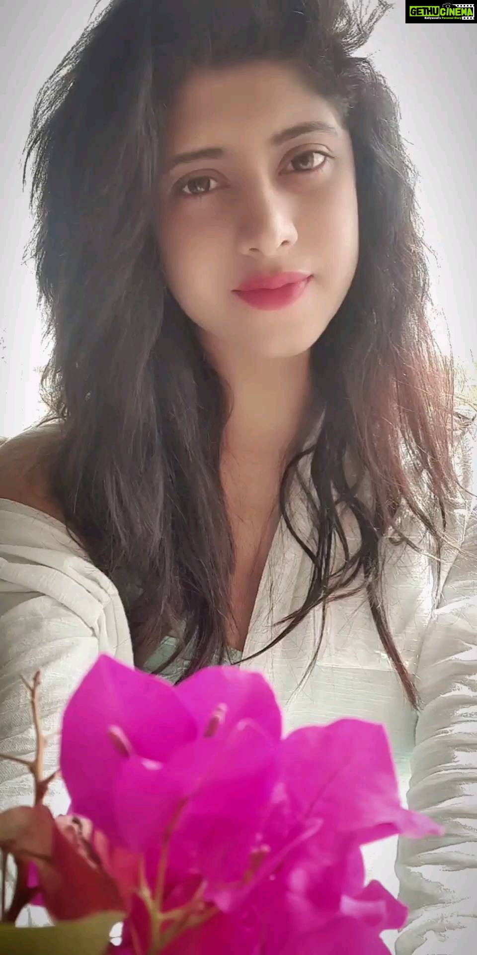 Vindhya Tiwari Instagram - Sitting in sun π #quarantinelife be like this ππ My fav song n fav thing to doβ€ #depth #home #music #naturelover #recovering #sunlight Thank u for ur unconditional love !! Mumbai, Maharashtra