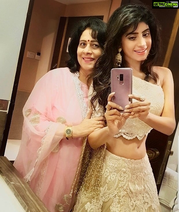 Vindhya Tiwari Instagram - Happy happy birthday to u mummy No matter how much I say I love you, i always love you more than that ❤ @reetatiwari0762 Mummy if it weren't for you I would never have become the person I am today. Thank you for being a role model, mother and an amazing friend !! My fav thing to say is ,"i get it from my mumma" 🙈💃🤗❤ #mother #daughter #friendship #birthday #selfie #queen #bond #love #gratitude Mumbai, Maharashtra