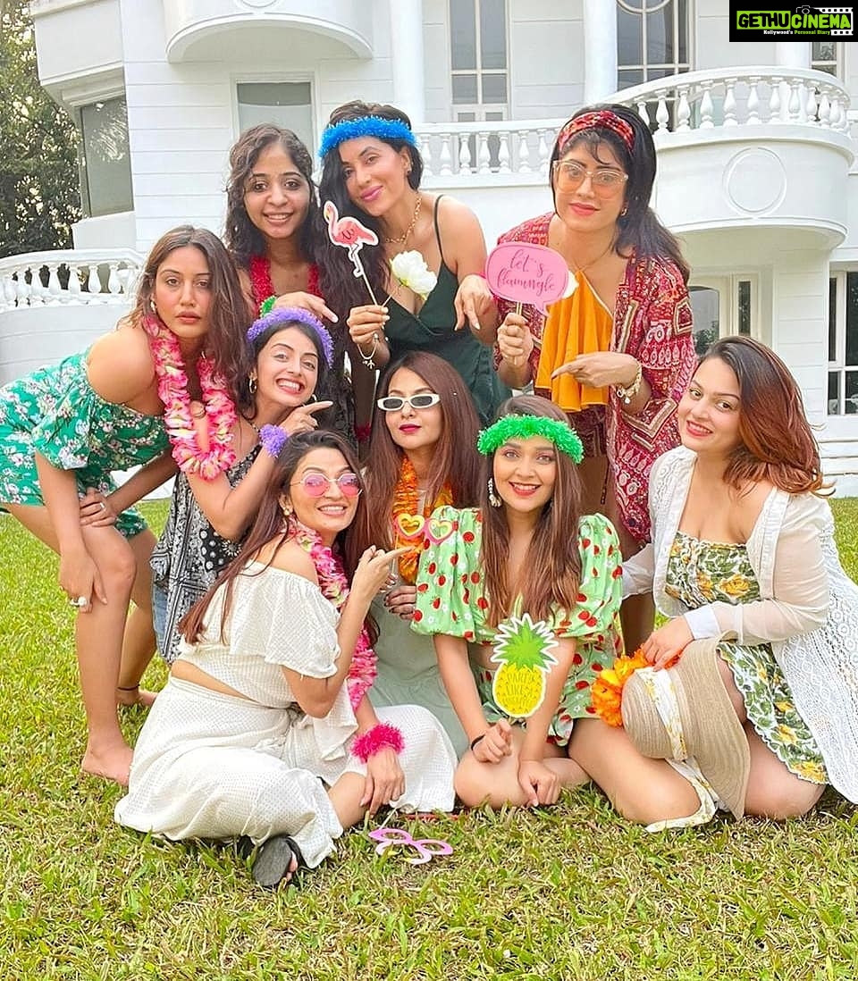 Vindhya Tiwari Instagram - Let's flamingle @sadh_villa ❤ Becoz it's my sweetest Mansi's #bachellorette #mereyaarkishaadihai #friendsforever @dearmansi @shrenuparikhofficial @officialsurbhic @amu.desh16 @reena.s.jain @nehalaxmi_ @mreenaldeshraj Vista Sadh Villa