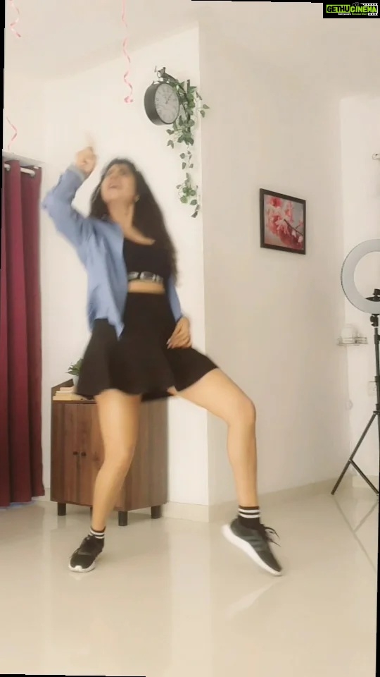 Vindhya Tiwari Instagram - How is the minni me?? 🙈😍💃 My morning starts like this !! #dance #reels #trending #bijleebijlee #passion #workhard #lovewhatyoudo #withoutmakeup #exercise #burncalories Mumbai, Maharashtra