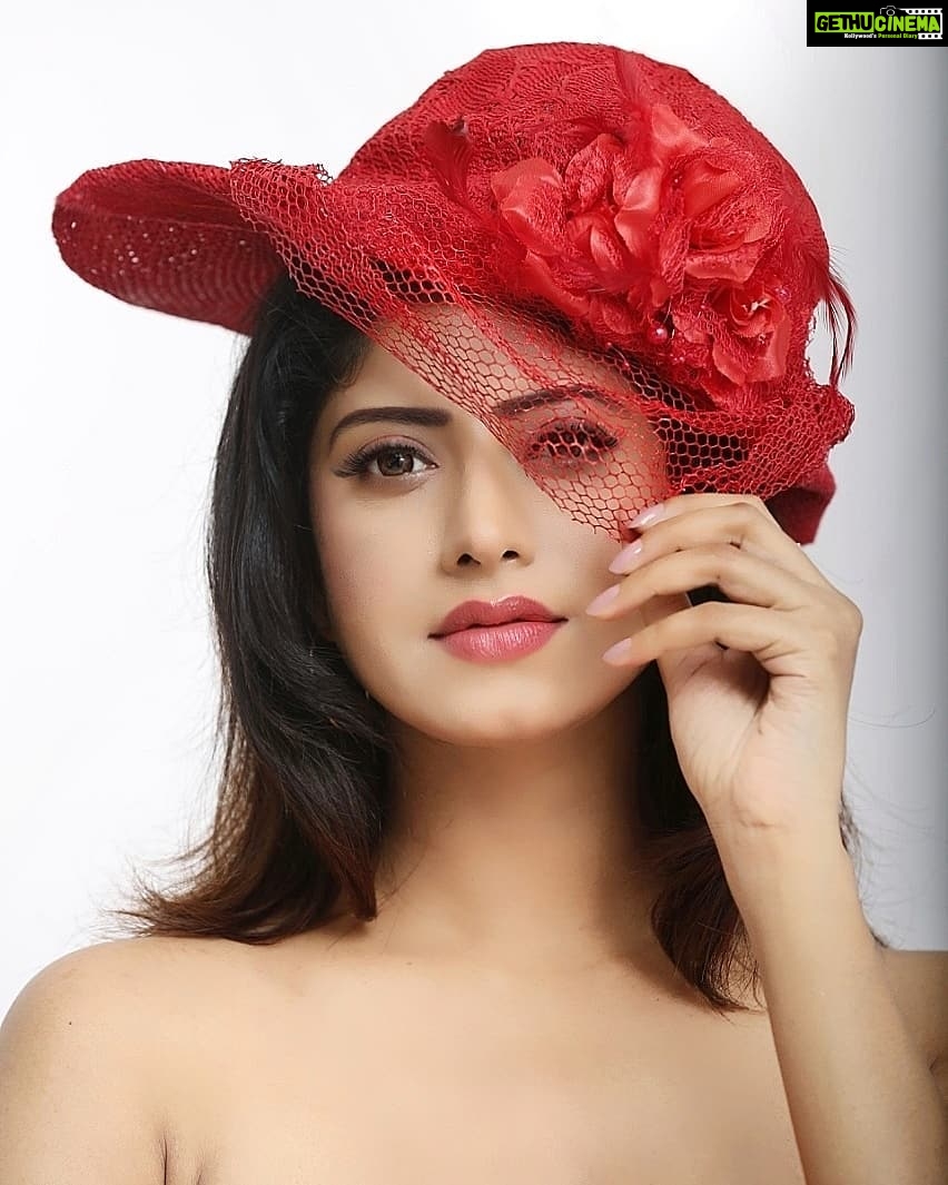 Vindhya Tiwari Instagram - Love yourself,a little bit each day and your life will bloom into infinite joy 🌹 #blooming #portraitphotography 📸 @bbhupi25 Mumbai, Maharashtra