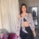 Vindhya Tiwari Instagram - It took 2 days to convince mummy to make a reel on this song 🙈🙄🤣 I love the tune -this song has got the vibe n the hook steps n I hope u will love my version too ….did u notice the mirror in the background??💃🏻 p.s -I don’t smoke ,no alcohol plzzzz n I’m happiiii ✨