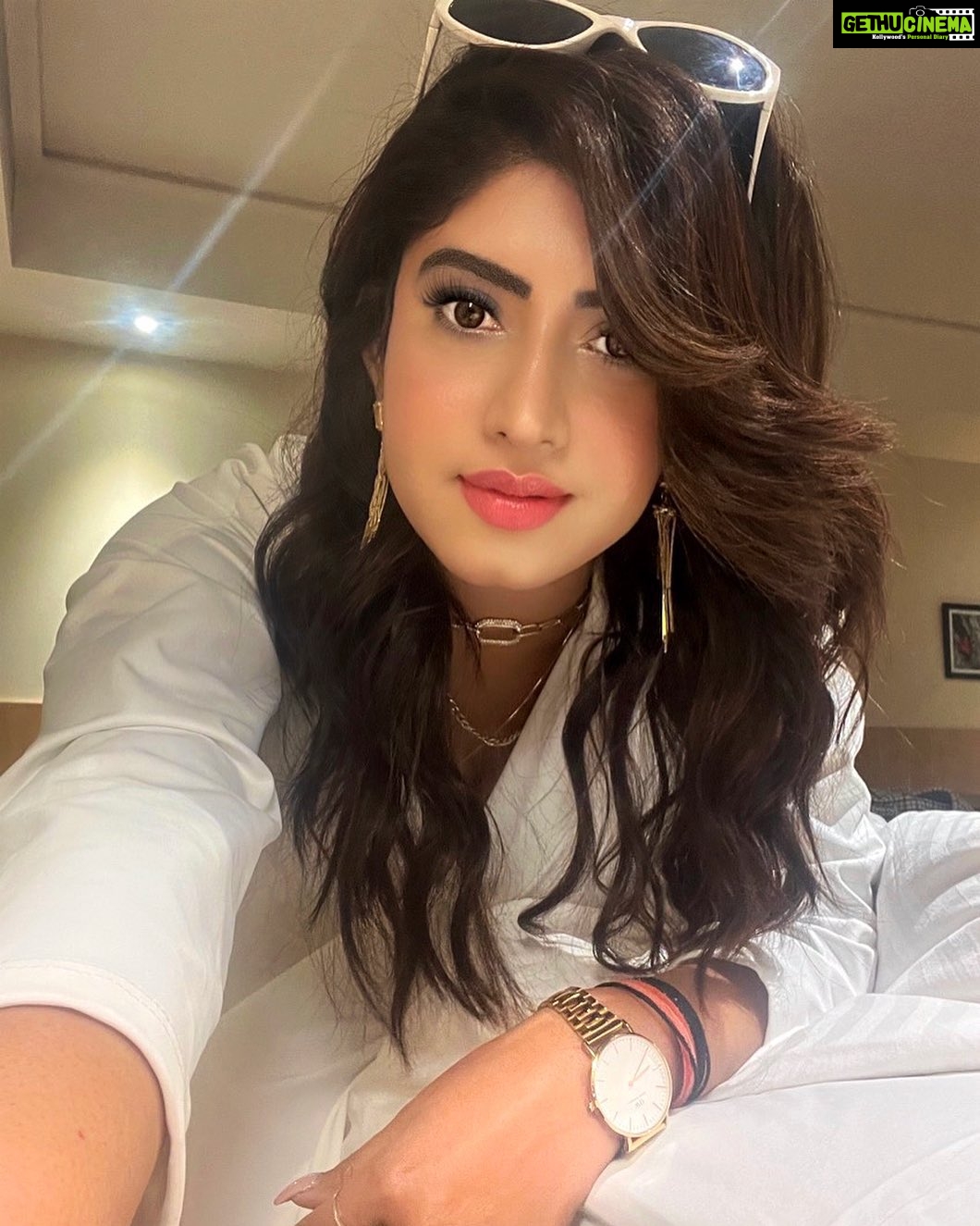 Vindhya Tiwari Instagram - Which facial features of mine u think is the best ….I love my chin though 🙈❤️ got it from papa😉 #selfietime #feelingcute #instamood Mumbai, Maharashtra