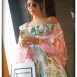 Vindhya Tiwari Instagram - Checking my phone on propose day ….where is my soulmate ??🐢😂 #valentineday #valentineweek #proposeday Mumbai, Maharashtra