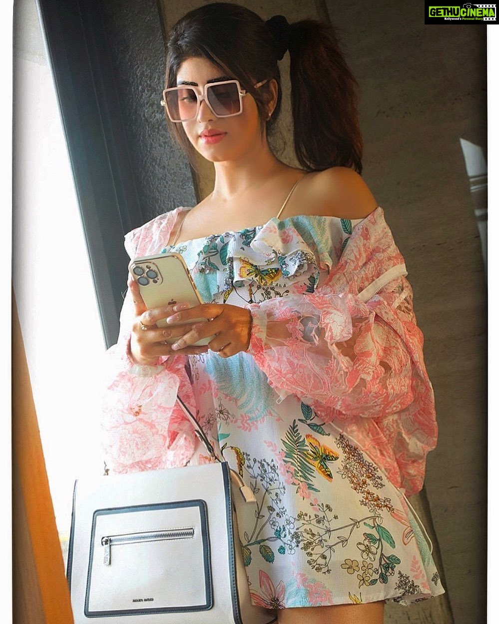 Vindhya Tiwari Instagram - Checking my phone on propose day ….where is my soulmate ??🐢😂 #valentineday #valentineweek #proposeday Mumbai, Maharashtra