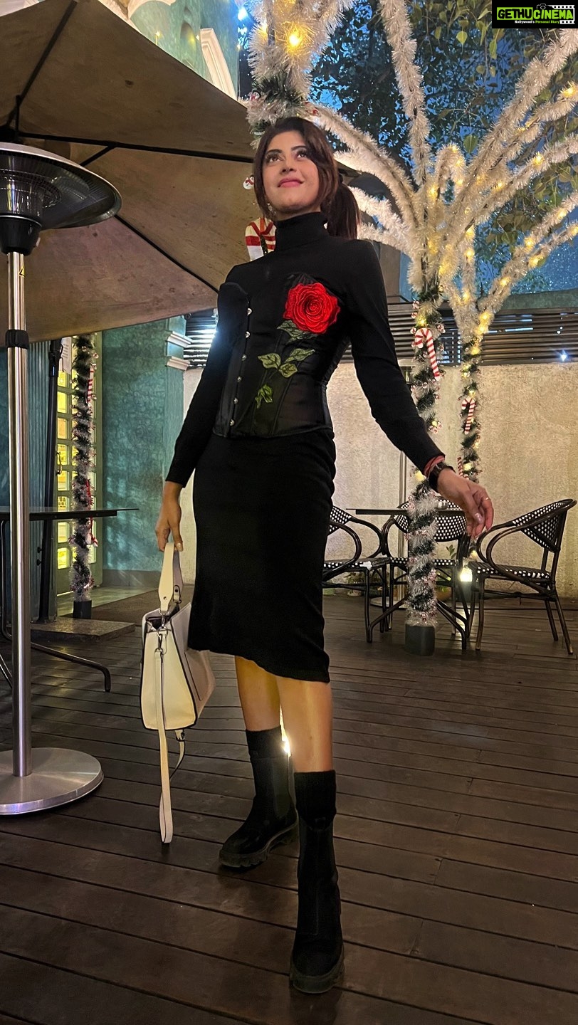 Vindhya Tiwari Instagram - This girl in cold winter nights of Delhi looking her stylish best n taking reels β¦.thand lag jaaye lekin reel zaroor ban jaaye π₯Άππ―πin love with Delhi winter β€οΈ