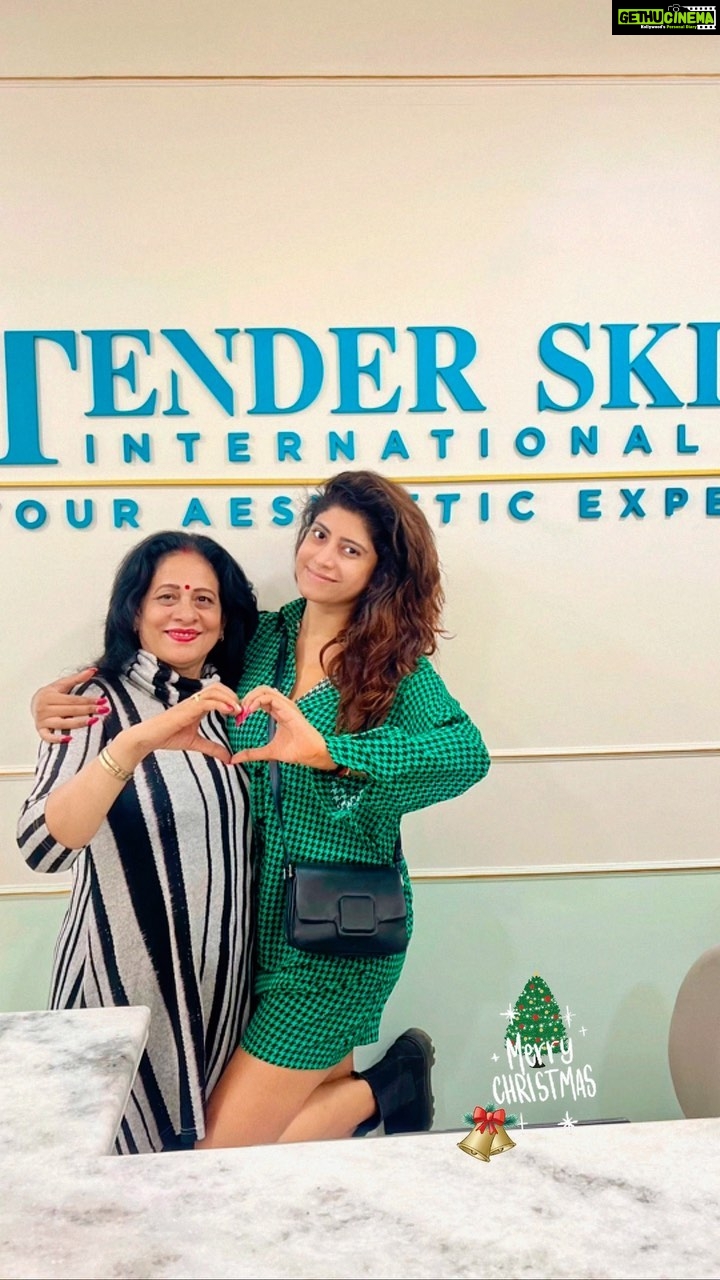 Vindhya Tiwari Instagram - This Christmas I turned Santa 🤶 for mummy @reetatiwari0762 🎄Mumma did RF (radio-frequency)therapy @tenderskininternational thank u for planning this surprise with me n pampering mummy ❤️ Wishing u all a v Happy Christmas !! Khar West