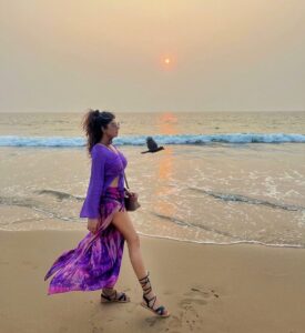 Vindhya Tiwari Instagram - #borntoshine  #phoenix 💜 my fav pic from goa vacay !!
Look at the bird captured beautifully in the frame !!