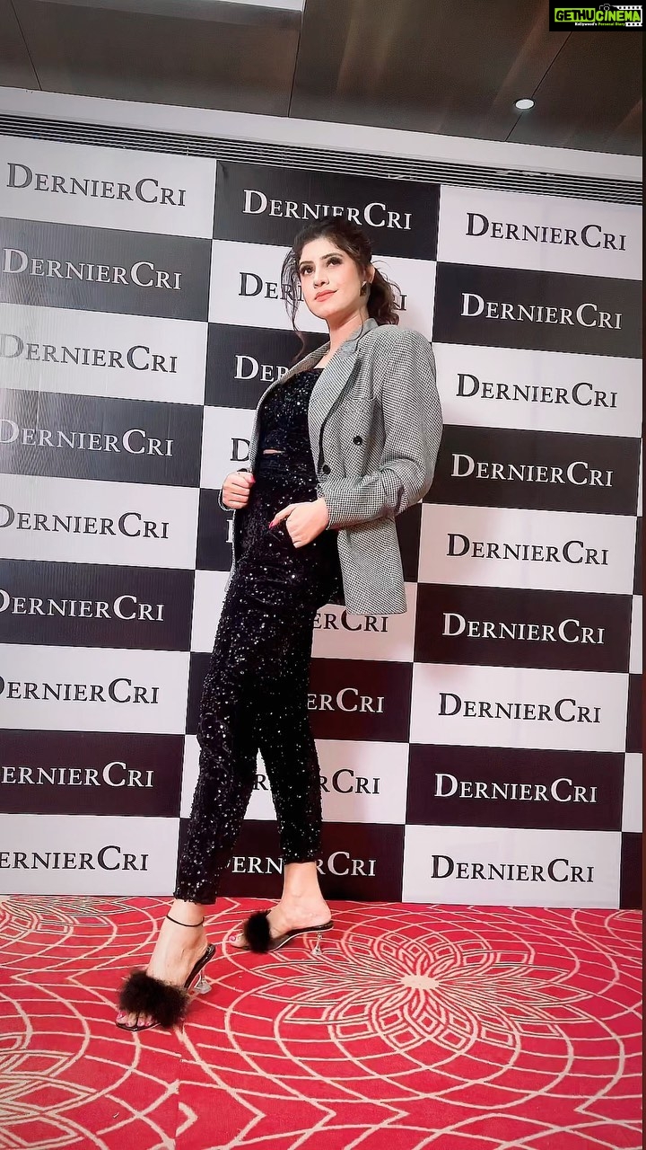 Vindhya Tiwari Instagram - Thank u Jammu for ur immense love n all the talented souls out there @derniercrievents @amithtyagi @goodnewstoday Styled @kapoormohit888 Designer @wabisabistyl Jewellery @deepkiran_jwellers Hmua @gautambali_official Coming up š