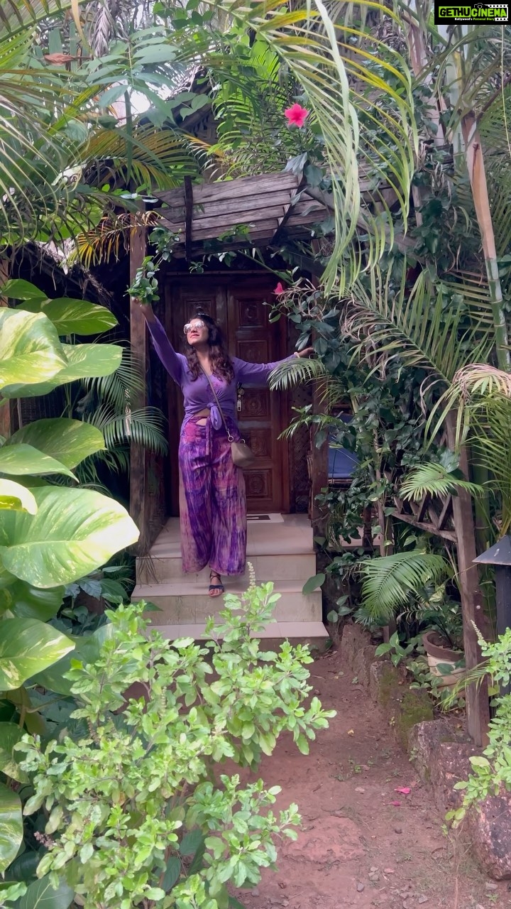 Vindhya Tiwari Instagram - The V๐bes of Goa makes u fall in love n spread love @cinnamonagonda #cinnamonagonda surrounded by lush green plants ๐ฑ flowers ๐ธ birds n breathtaking sunrise n sunset on the beach ๐๏ธ in just 2mins walk away !!
