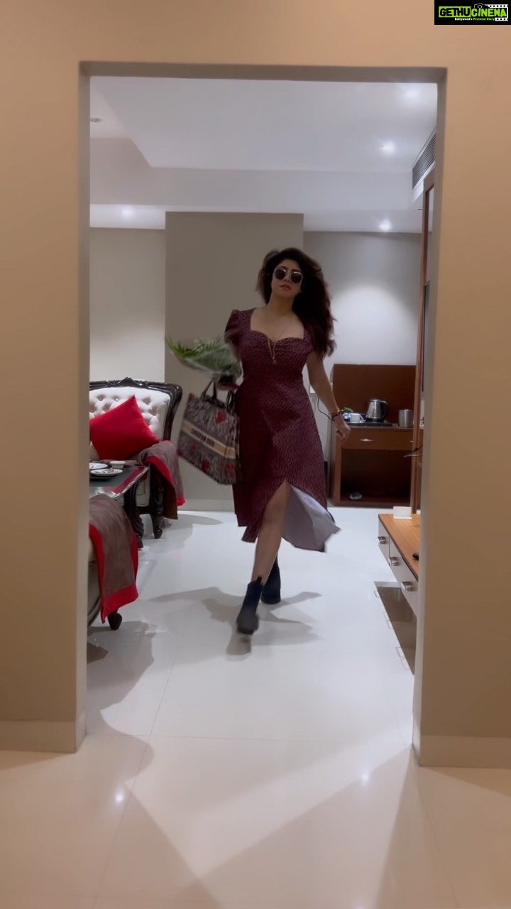 Vindhya Tiwari Instagram - Event ready in few seconds 🙈❤️☺️ Thank u Chindwara for all the love !! Managed @tamanna_events_official Event outfit @the_adhya_designer #reels #transition #trendingreels Chhindwara