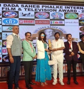 Vindhya Tiwari Instagram - Thank u for acknowledging my talent n for honouring me @dr.ramdasathawale sir with this prestigious award !! Best actress for movie #theconversion @nostrum_ent #shridadasahebphalke awards #gratitude thank u for loving me as “Sakshi “❤️🙏🏻
