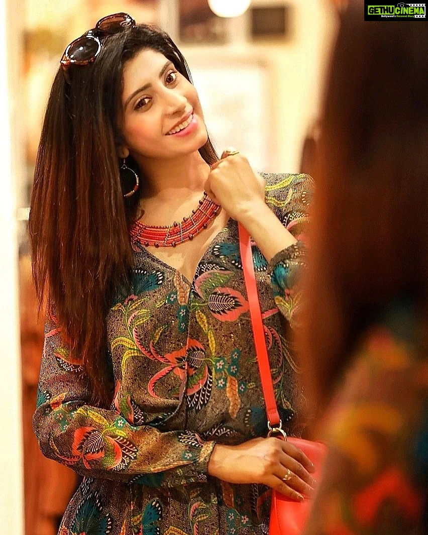 Vindhya Tiwari Instagram - No makeup-shopping kinda day 💫🧡 Who is joining me ?? Varanasi - Kashi - Banaras