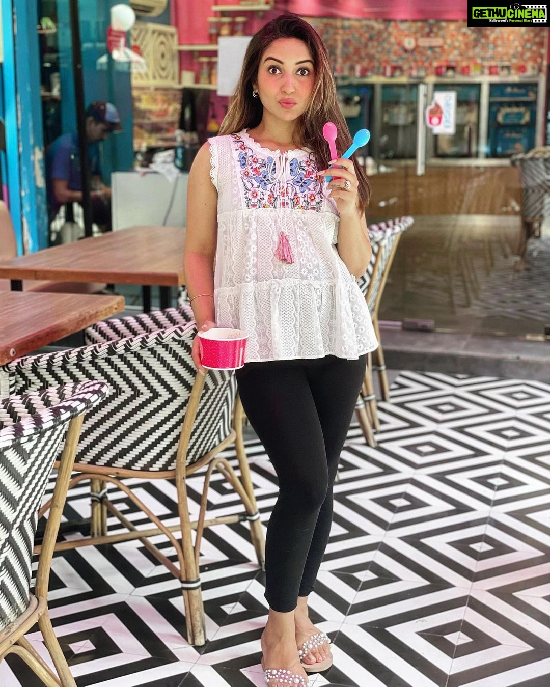 Vinny Arora Instagram - Pink or blue!? That is the question🤰🏻