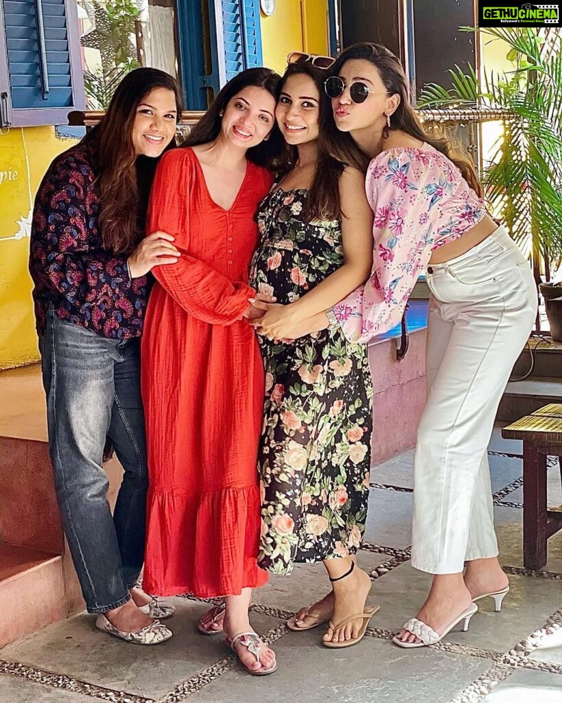 Vinny Arora Instagram - My pillars, my biggest supporters, my cheer leaders , my personal google search ,my favorite humans to brunch with, my beauties ♥ Girl friends are the 💣 Happy friendship’s day 👯‍♀👯‍♀👯‍♀