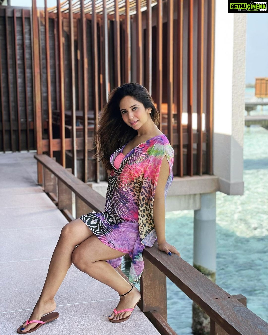 Vinny Arora Instagram - Just the wind doing a good job with my hair 💕🌊 Paradise Island Maldives