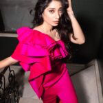 Vrushika Mehta Instagram – Pink DRESS mein karu IMPRESS,
Tum na lo STRESS
Because I am a total HOTNESS π₯
.
.
Shot by @photographybyafn
Styled by @aesana0710
Makeup @johar_khan786
Hairstyling @nikkiishahofficial
Outfit courtesy @ranbirmukherjeeofficial
Jewellery @kushalsfashionjewellery
Footwear courtesy @metroshoesindia
Location @mitron.kandivali @maverick.communication01 #photography #photooftheday #fashion