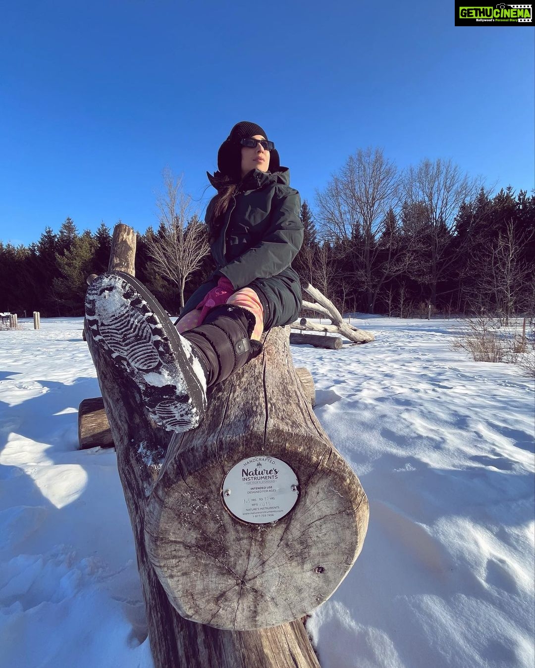 Vrushika Mehta Instagram - Ek taraf baraf hai Ek taraf mein π₯Ή Ps: Swipe to see Dhoop se energy milti hai toh mein ππ bhumil ki creativity Pc: @bhumilmehta8 #canada #picoftheday #instagram Island Lake Conservation Area