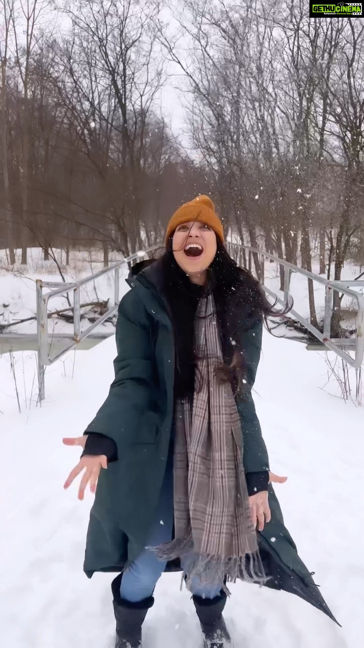 Vrushika Mehta Instagram - UFF! Mere dil me ❤️ Perfect location for this reel 😍 Thank you @saurabhghedia21 for the video ❄️ Rate my snow excitement 🤧 Because snow mein rehna khatro se khaali nahi 🥹 #reelitfeelit #feelitreelit #reels
