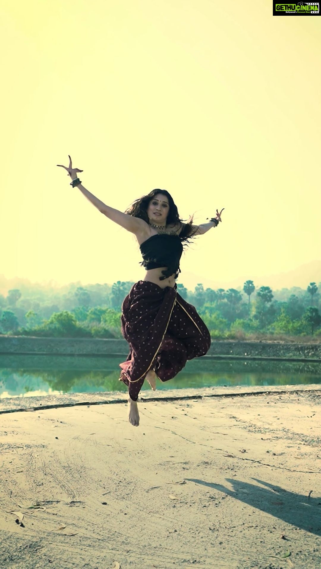 Vrushika Mehta Instagram - Jiya Jale π₯ Location β
Costume β
@aniket_kale01 n @ankitkamat04 β
@vrushyy β
PS: Danced after a long time toh show some love, trying to entertain you guys & will keep doing it π #dance #reelitfeelit #feelitreelit #reelsinstagram