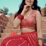 Vrushika Mehta Instagram - Hum ek baar Jeete hain , ek baar marthe hain, pyaar bhi ek baar hotha hai 🙌 Ufff the dailogues and definitely @iamsrk Whats your favorite sharukh dialogues ever ? Thank you @iamsrk for giving us wonderful memories Wearing: @bunaai X @ananyaarora2013 #reelitfeelit #feelitreelit #reels #reelsinstagram #srk #danceindiadance