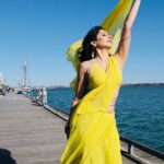 Vrushika Mehta Instagram - Yellow hai meri SAREE Uspe hai dil BHARI Hoon mein ek pyaari NAARI Kaisi lagi meri KALAKAARI??😍 Also tag @shraddhakapoor to see this please 💛 . Thank you @thakkar.jay_3 for the amazing video 🥰 Wearing: @_usha_maurya & @sonal_mehta9 #reelitfeelit #feelitreelit #reels #dance