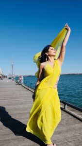 Vrushika Mehta Instagram - Yellow hai meri SAREE Uspe hai dil BHARI Hoon mein ek pyaari NAARI Kaisi lagi meri KALAKAARI??😍 Also tag @shraddhakapoor to see this please 💛 . Thank you @thakkar.jay_3 for the amazing video 🥰 Wearing: @_usha_maurya & @sonal_mehta9 #reelitfeelit #feelitreelit #reels #dance