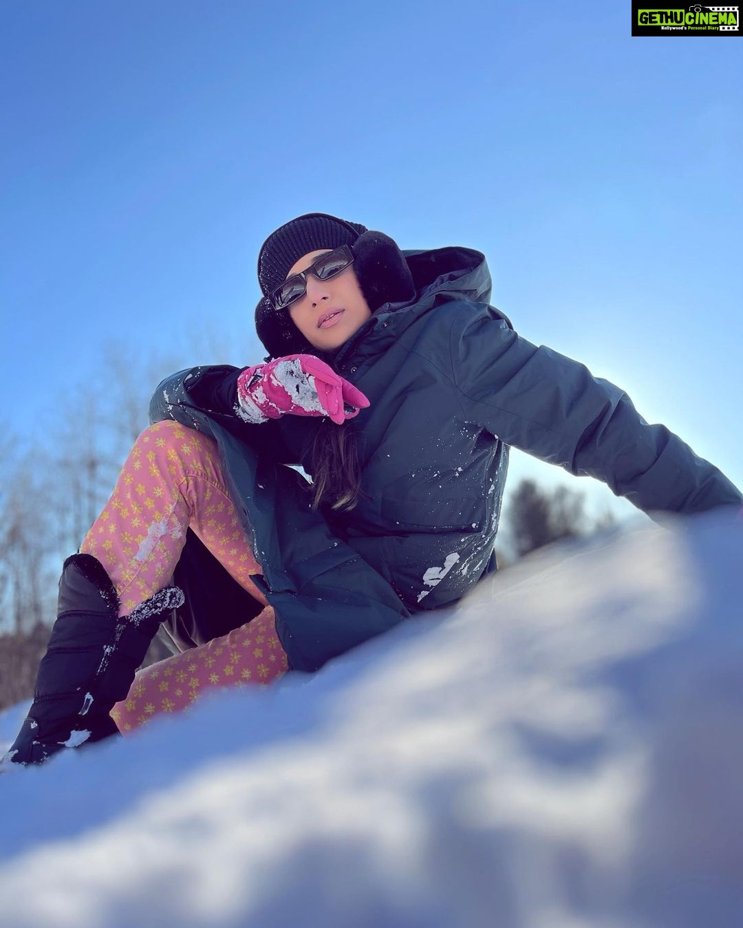 Vrushika Mehta Instagram - Ek taraf baraf hai Ek taraf mein π₯Ή Ps: Swipe to see Dhoop se energy milti hai toh mein ππ bhumil ki creativity Pc: @bhumilmehta8 #canada #picoftheday #instagram Island Lake Conservation Area