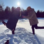 Vrushika Mehta Instagram - Ek taraf baraf hai Ek taraf mein 🥹 Ps: Swipe to see Dhoop se energy milti hai toh mein 😂😂 bhumil ki creativity Pc: @bhumilmehta8 #canada #picoftheday #instagram Island Lake Conservation Area