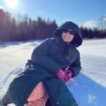 Vrushika Mehta Instagram - Ek taraf baraf hai Ek taraf mein 🥹 Ps: Swipe to see Dhoop se energy milti hai toh mein 😂😂 bhumil ki creativity Pc: @bhumilmehta8 #canada #picoftheday #instagram Island Lake Conservation Area
