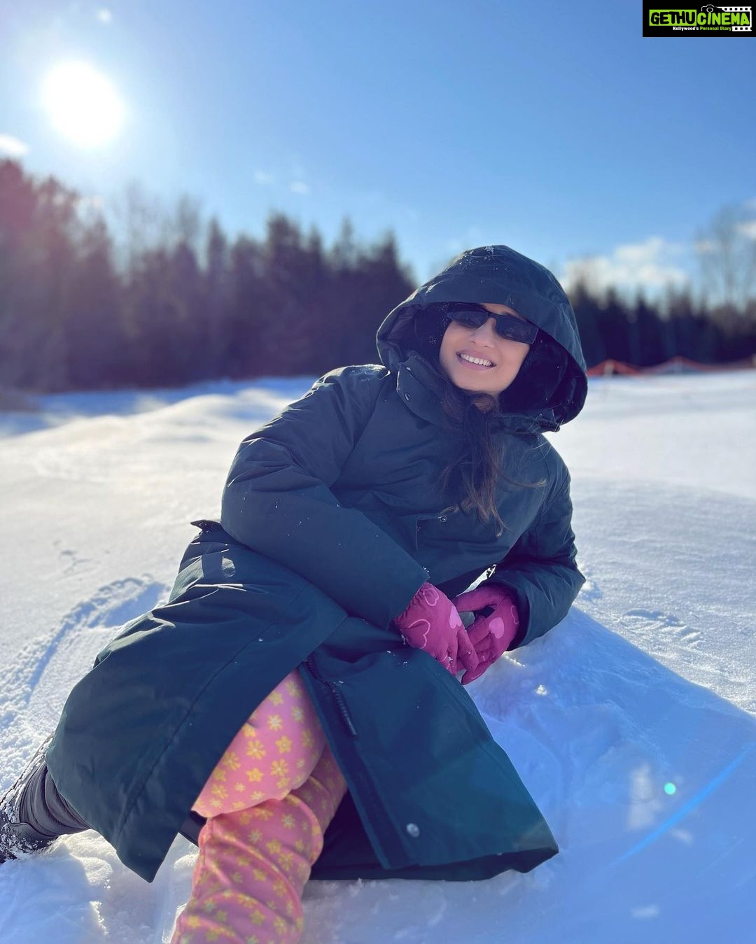 Vrushika Mehta Instagram - Ek taraf baraf hai Ek taraf mein π₯Ή Ps: Swipe to see Dhoop se energy milti hai toh mein ππ bhumil ki creativity Pc: @bhumilmehta8 #canada #picoftheday #instagram Island Lake Conservation Area