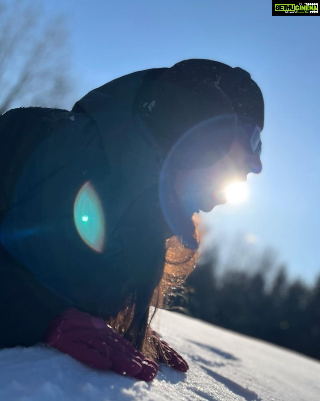 Vrushika Mehta Instagram - Ek taraf baraf hai Ek taraf mein π₯Ή Ps: Swipe to see Dhoop se energy milti hai toh mein ππ bhumil ki creativity Pc: @bhumilmehta8 #canada #picoftheday #instagram Island Lake Conservation Area