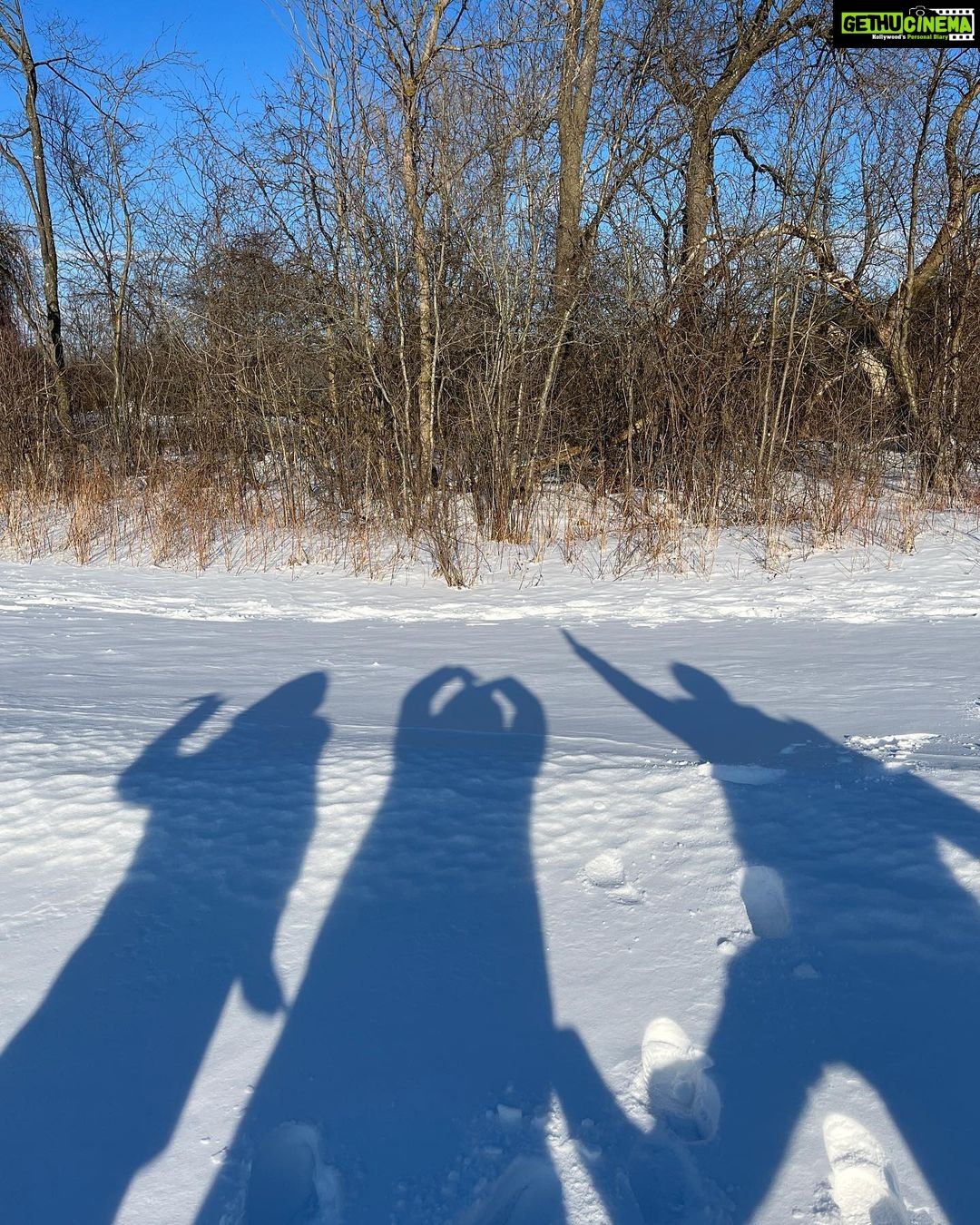 Vrushika Mehta Instagram - Ek taraf baraf hai Ek taraf mein π₯Ή Ps: Swipe to see Dhoop se energy milti hai toh mein ππ bhumil ki creativity Pc: @bhumilmehta8 #canada #picoftheday #instagram Island Lake Conservation Area