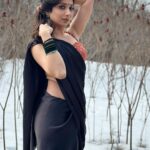 Vrushika Mehta Instagram - Who says you can’t groove in a sari and freezing weather? ❄️🕺🏽💃🏽 Bringing the heat with some Bollywood moves to Halkat Jawani! 🔥🇨🇦 🎥: @saurabhghedia21 #reelitfeelit #feelitreelit #reelsinstagram #bollywood