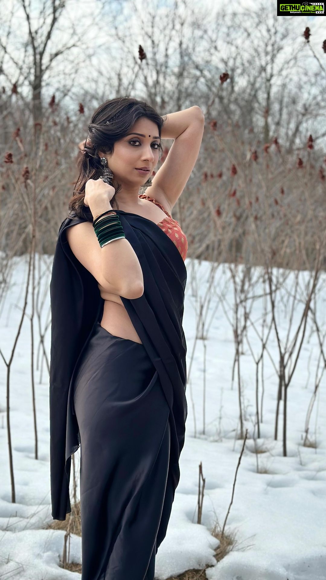 Vrushika Mehta Instagram - Who says you canβt groove in a sari and freezing weather? βοΈπΊπ½ππ½ Bringing the heat with some Bollywood moves to Halkat Jawani! π₯π¨π¦ π₯: @saurabhghedia21 #reelitfeelit #feelitreelit #reelsinstagram #bollywood