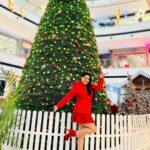 Yamini Malhotra Instagram - I am the Santa today 🎅🎄 . #winterfashion2022 #winteroutfit #xmas #xmastree #xmasdecor #christmas #christmasdecor #christmastree #christmastime #christmasdecorations #gurgaon #airiamall #gurgaonblogger #gurgaonbloggers #gurgaonfoodblogger #delhiblogger #delhiinfluencer #influencerindia Airia Mall