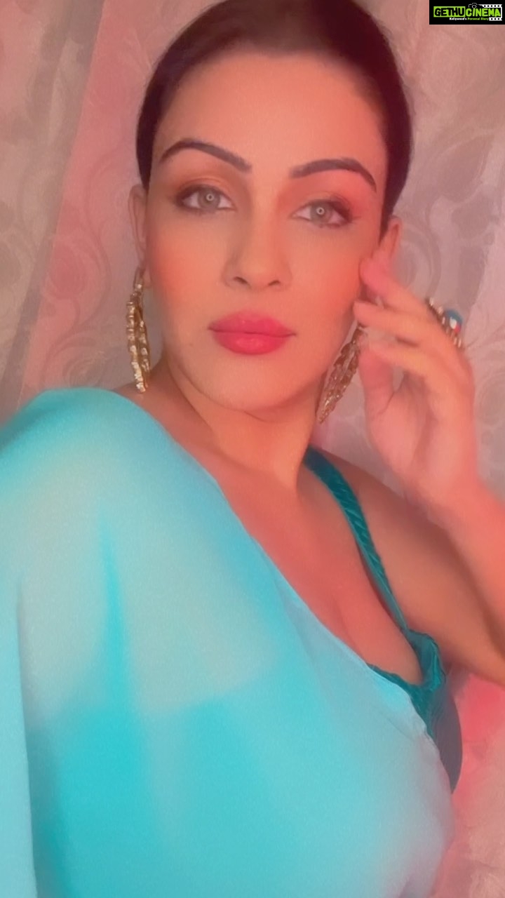 Yamini Malhotra Instagram - 😍 . #saree #sareevideos #blouse #blousedesigns #sareeblouse #sareeblogger #sareebloggers #delhiblogger #delhiinfluencer #gurgaonblogger #gurgaoninfluencer