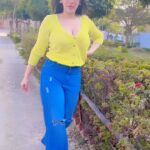 Yamini Malhotra Instagram - Garmi wali sardi 💛 . #punjabisongs #punjabisong #punjabi #delhiblogger #delhiinfluencer #gurgaonblogger #gurgaoninfluencer #indianinfluencer Sector-29, Gurgaon