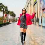 Yamini Malhotra Instagram - Catch me if you can 💓 . #blackdress #littleblackdress #pinkjacket #pufferjacket #fashion2023 #winterfashion #longboots #fashioninfluencer #fashioninfluencerindia #indianfashionblogger #indianfashionblog #gurgaonblogger #gurgaonbloggers #gurgaonbloggerscommunity #gurugram #gurugramblogger #gurgaoninfluencer #influencerindia #indianinfluencer Gurugram