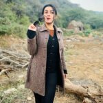 Yamini Malhotra Instagram - Trying to book an Uber . But in no network zone 😎😖 . #roadtrip #roadtripindia #indiandestinations #inthevillage #inthejungle