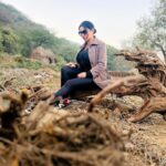 Yamini Malhotra Instagram - Trying to book an Uber . But in no network zone 😎😖 . #roadtrip #roadtripindia #indiandestinations #inthevillage #inthejungle