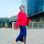 Yamini Malhotra Instagram - In Your City 🏙️ . #pink #pinkblazer #pinkcoat #blueskirt #bodyconskirt #slitskirt #winteroutfit #winterfashion2022 #winterfashion #winterwear #fashion #fashionblogger #indianfashionblogger #indianinfluencer #delhiblogger #delhifashionblogger #gurgaonblogger #gurgaongirls #delhigirls #gurgaoninfluencer #styleblogger #styleinspo