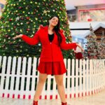 Yamini Malhotra Instagram - I am the Santa today 🎅🎄 . #winterfashion2022 #winteroutfit #xmas #xmastree #xmasdecor #christmas #christmasdecor #christmastree #christmastime #christmasdecorations #gurgaon #airiamall #gurgaonblogger #gurgaonbloggers #gurgaonfoodblogger #delhiblogger #delhiinfluencer #influencerindia Airia Mall