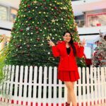 Yamini Malhotra Instagram - I am the Santa today 🎅🎄 . #winterfashion2022 #winteroutfit #xmas #xmastree #xmasdecor #christmas #christmasdecor #christmastree #christmastime #christmasdecorations #gurgaon #airiamall #gurgaonblogger #gurgaonbloggers #gurgaonfoodblogger #delhiblogger #delhiinfluencer #influencerindia Airia Mall