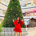 Yamini Malhotra Instagram - I am the Santa today 🎅🎄 . #winterfashion2022 #winteroutfit #xmas #xmastree #xmasdecor #christmas #christmasdecor #christmastree #christmastime #christmasdecorations #gurgaon #airiamall #gurgaonblogger #gurgaonbloggers #gurgaonfoodblogger #delhiblogger #delhiinfluencer #influencerindia Airia Mall