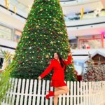 Yamini Malhotra Instagram - I am the Santa today 🎅🎄 . #winterfashion2022 #winteroutfit #xmas #xmastree #xmasdecor #christmas #christmasdecor #christmastree #christmastime #christmasdecorations #gurgaon #airiamall #gurgaonblogger #gurgaonbloggers #gurgaonfoodblogger #delhiblogger #delhiinfluencer #influencerindia Airia Mall