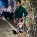 Yamini Malhotra Instagram – Do you like what you see ??? 
.
#gurgaonblogger #gurgaongirls #gurgaon #gurgaondiaries #bigtreecafe #eveningvibes #pencilskirt #fashion2022 #fashionblogger #floralskirt #greencardigan #emeraldgreen
